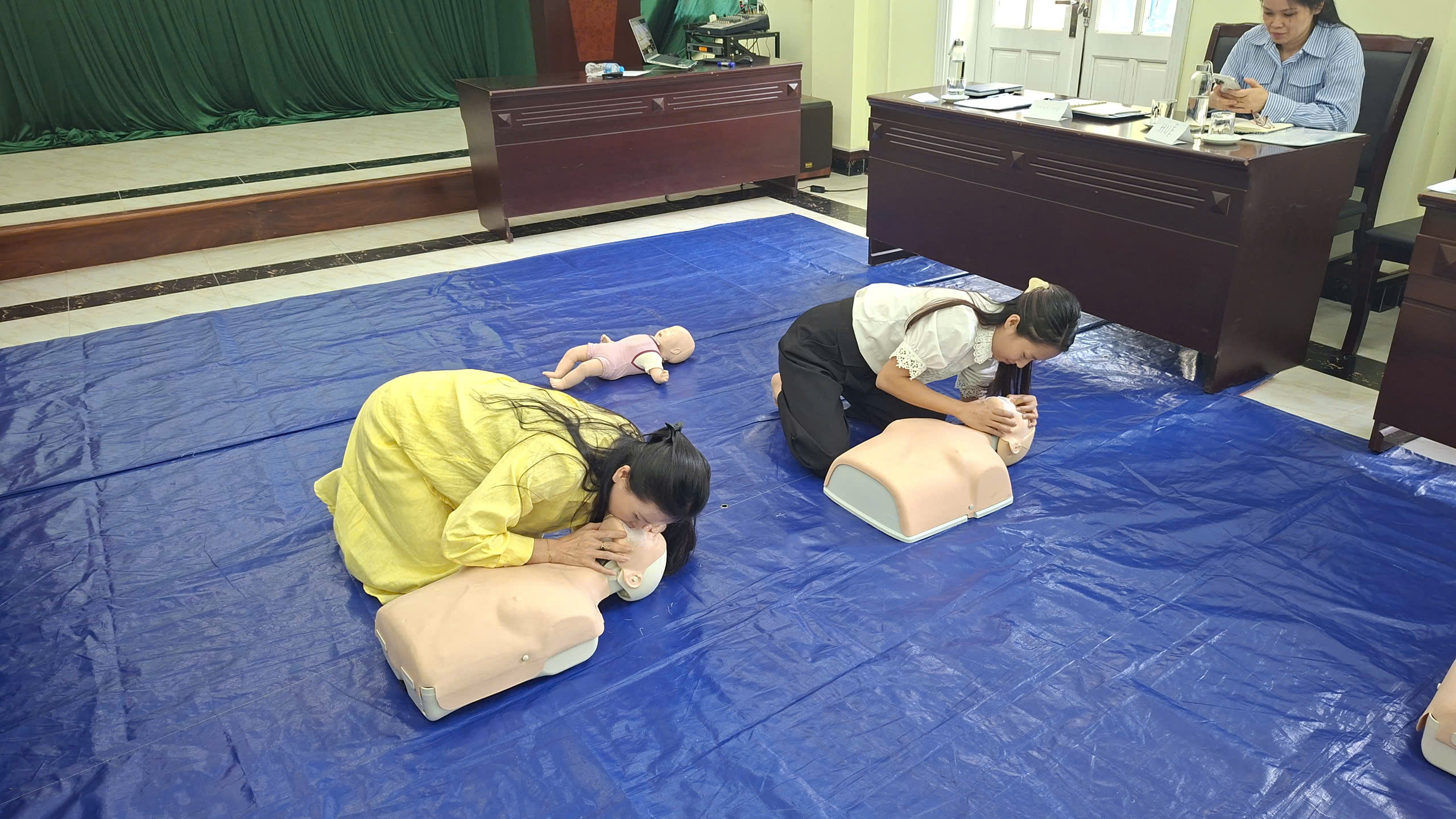Trung tâm Dịch vụ Nhân đạo tập huấn sơ cấp cứu cho cán bộ, nhân viên Sở Ngoại vụ thành phố Hải Phòng
