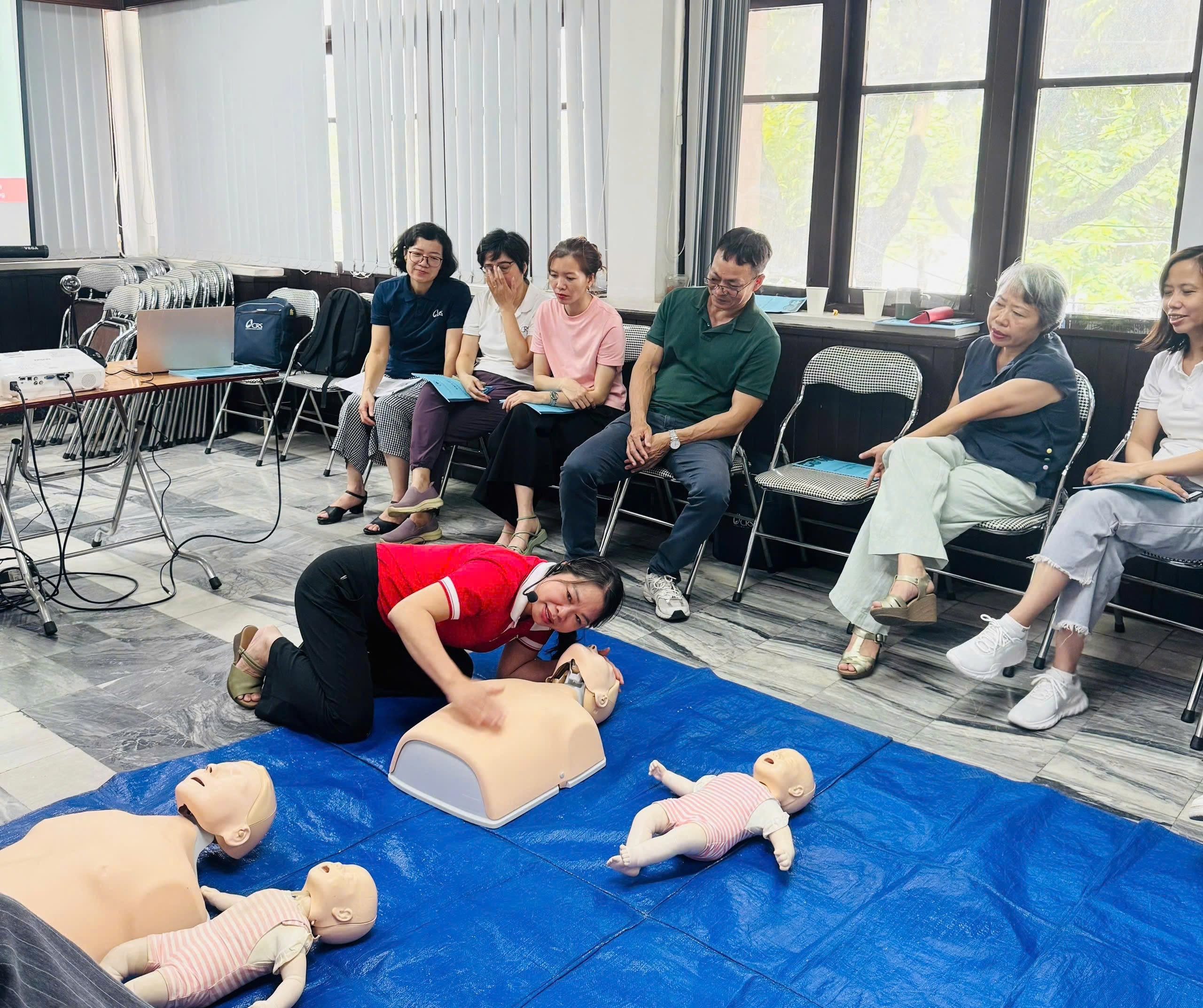 Tập huấn sơ cấp cứu cơ bản cho các học viên tại Tổ chức Catholic Relief Services