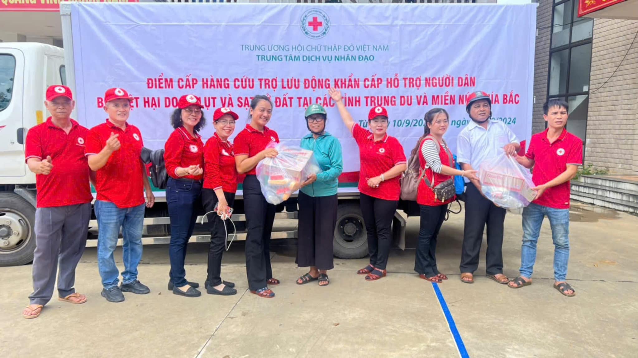 Ở đâu có màu áo đỏ này, ở đó bạn sẽ được giúp đỡ