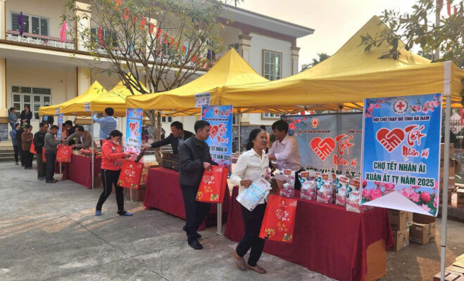 Ông Tống Văn Tam, Chủ tịch Hội Chữ thập đỏ tỉnh Hà Nam trao bằng khen cho ông Nguyễn Văn Cường, Giám đốc Trung tâm Dịch vụ Nhân đạo.