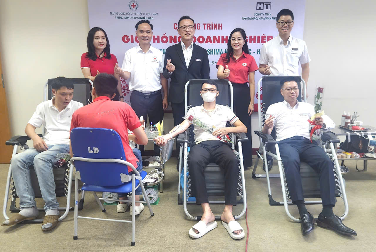 Trung tâm Dịch vụ Nhân đạo Trung ương Hội Chữ thập đỏ Việt Nam tổ chức hiến máu tại Công ty TNHH Toyota Hiroshima và Trung tâm Giáo dục Quốc phòng Hà Nội 2